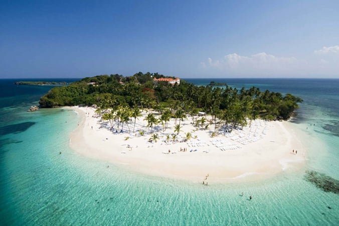 Tour a la isla Cayo Levantado en la Bahia de Samana Republica Dominicana.
